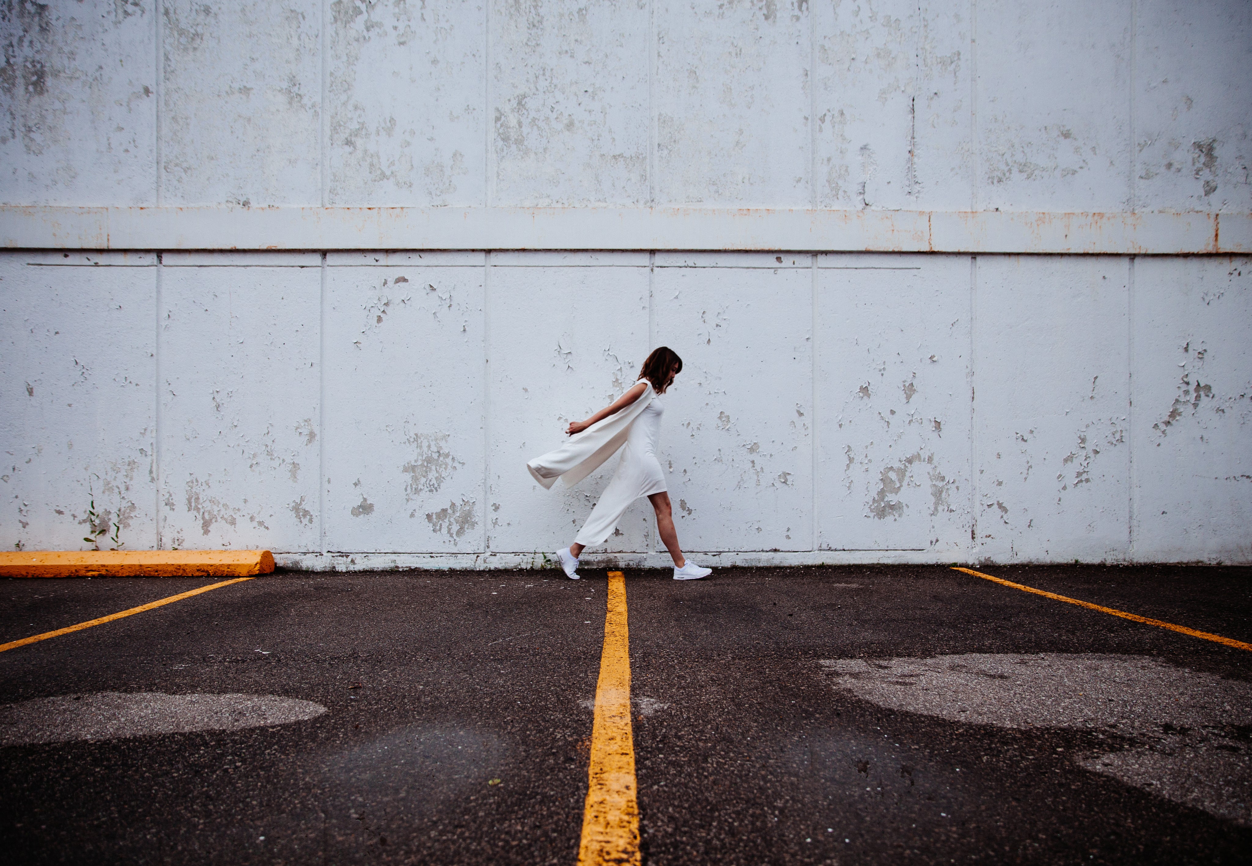 files/woman-in-white-dress-outside.jpg